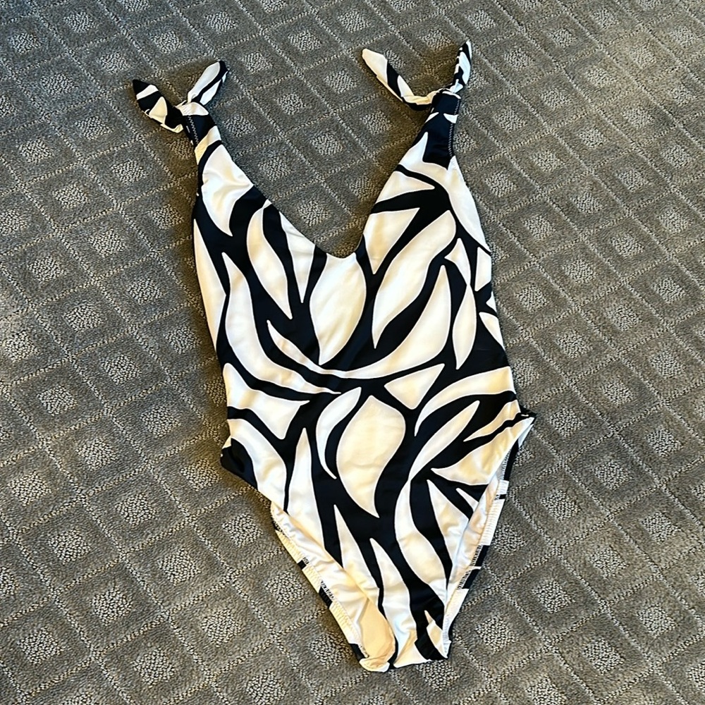 NEW! Sanctuary        Size: Small       Colors: Black and white